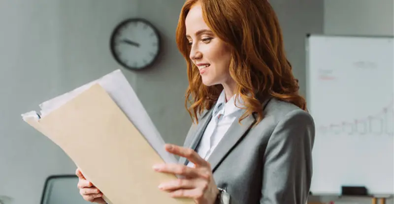 Businesswoman explores the benefits of intelligent process automation for shared service organizations - Artsyl