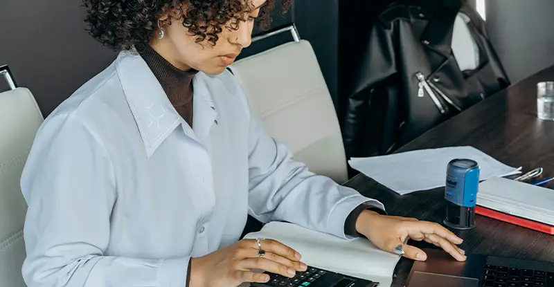 Formas inteligentes para que los equipos financieros dejen de escribir datos a mano - Artsyl